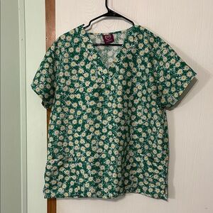 Divine Curves Women’s Green Floral Scrub Top Size 1X